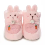 bottines bebe fille roses fourrees a oreilles de lapin sur fond blanc