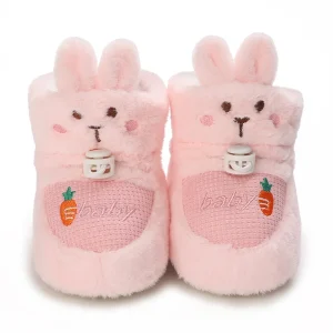 bottines bebe fille roses fourrees a oreilles de lapin sur fond blanc