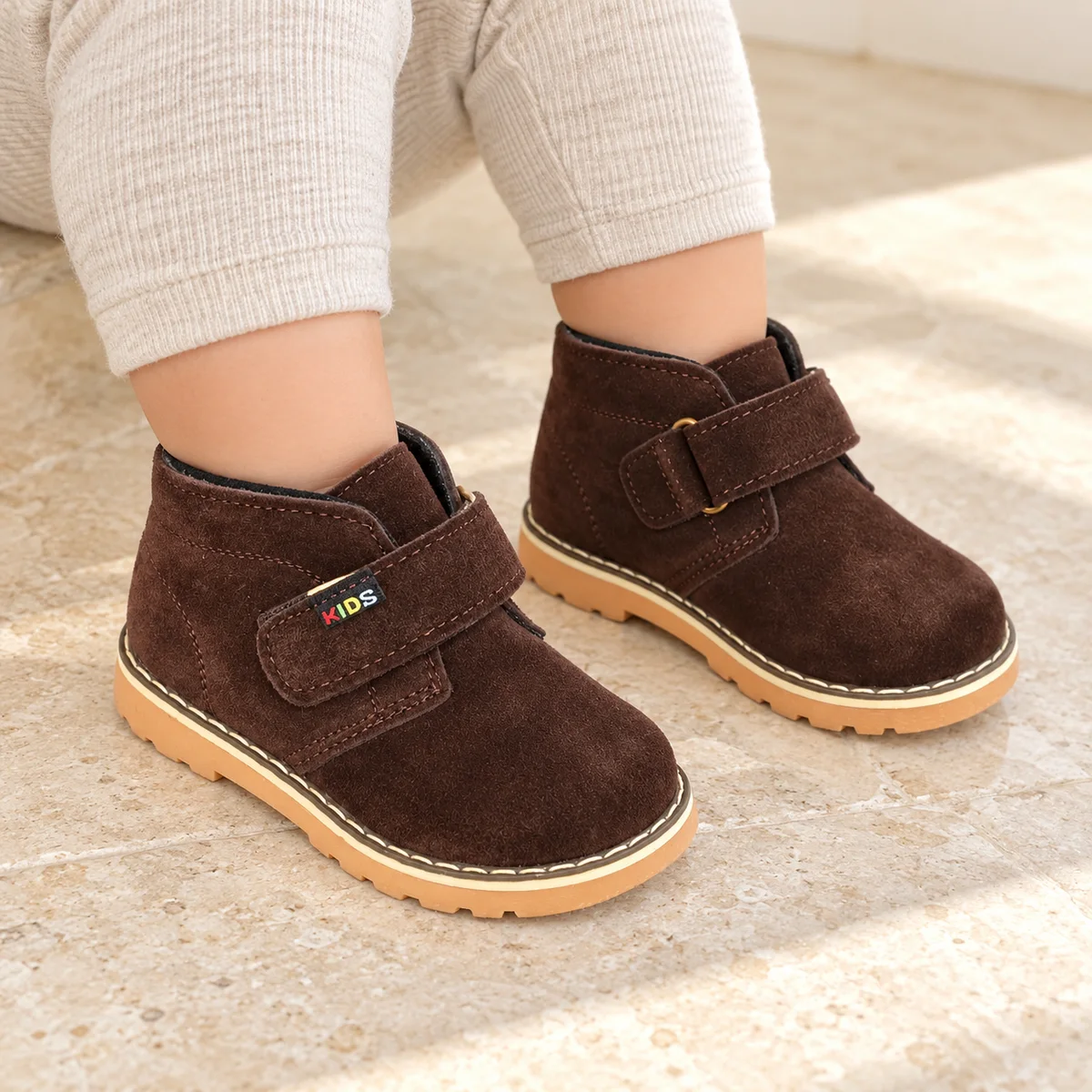 bottines bebe garcon marron a scratch portees par un enfant