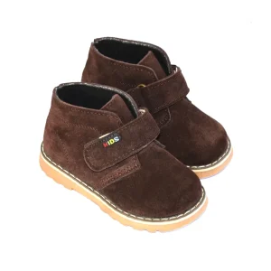 bottines bebe garcon marron a scratch sur fond blanc