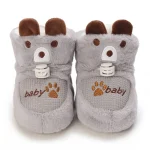 bottines bebe grises fourrees a motif ourson sur fond blanc