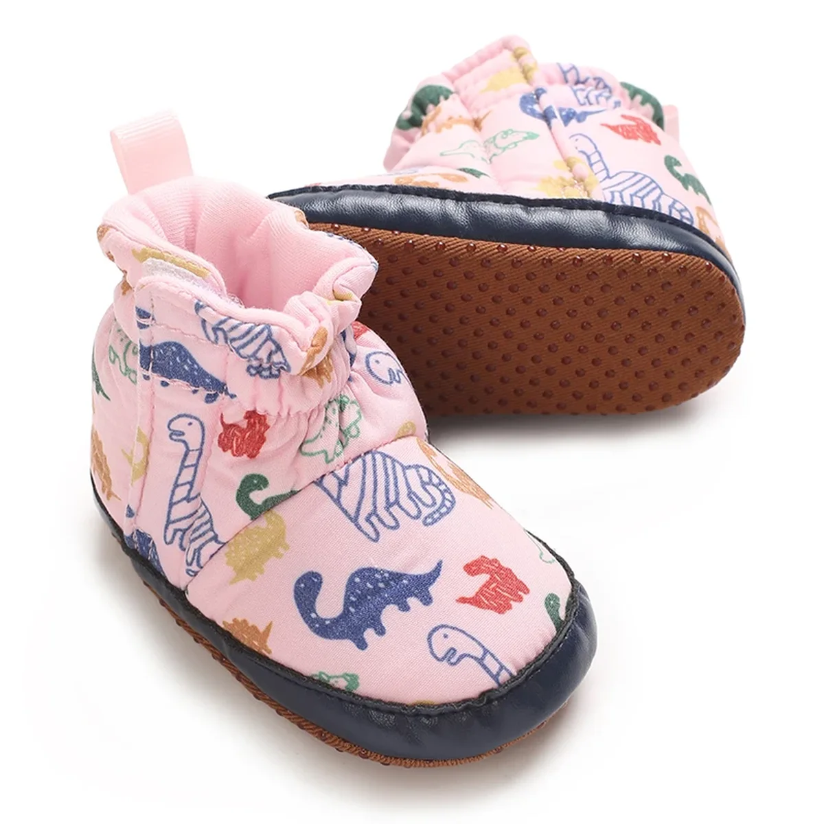 bottines bebe roses a motif dinosaure et scratch sur fond blanc