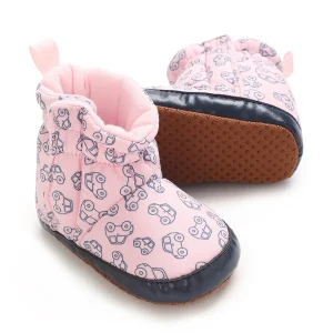 bottines bebe roses a petites voitures et scratch sur fond blanc