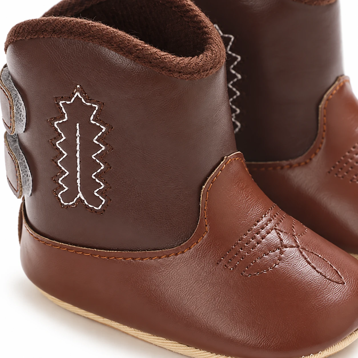 bottines bebe western marron bicolores a coutures decoratives vue rapprochee finitions