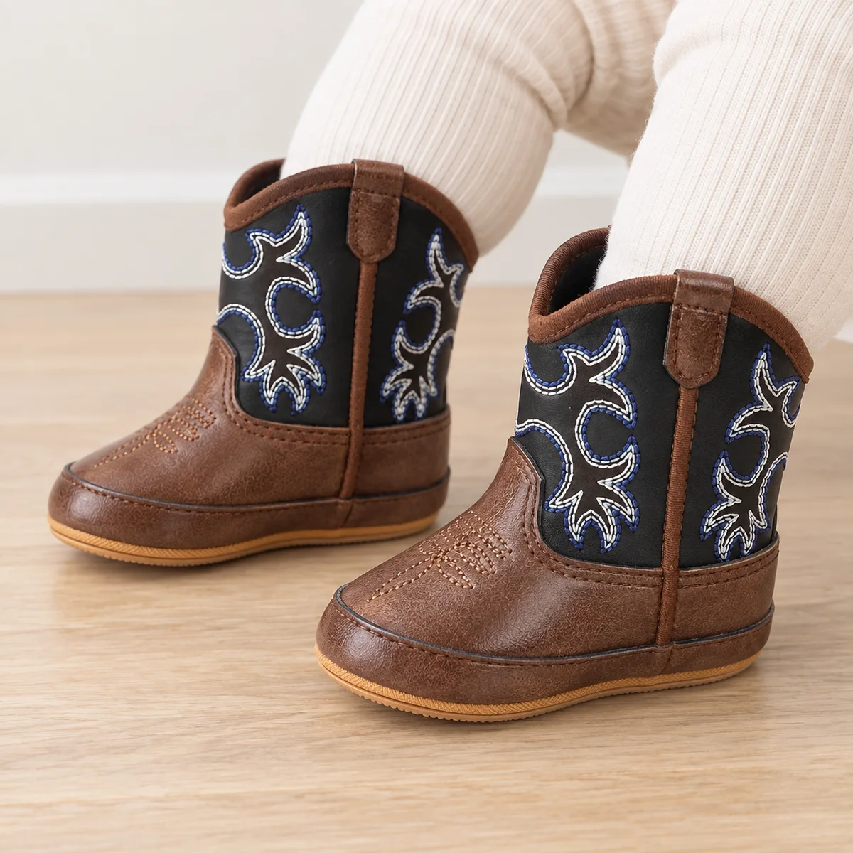 bottines bebe western marron cafe brodees a scratch portees par un bebe