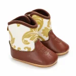 bottines-bebe-western-marron-et-creme-a-motifs-dores-vue-ensemble-fond-blanc