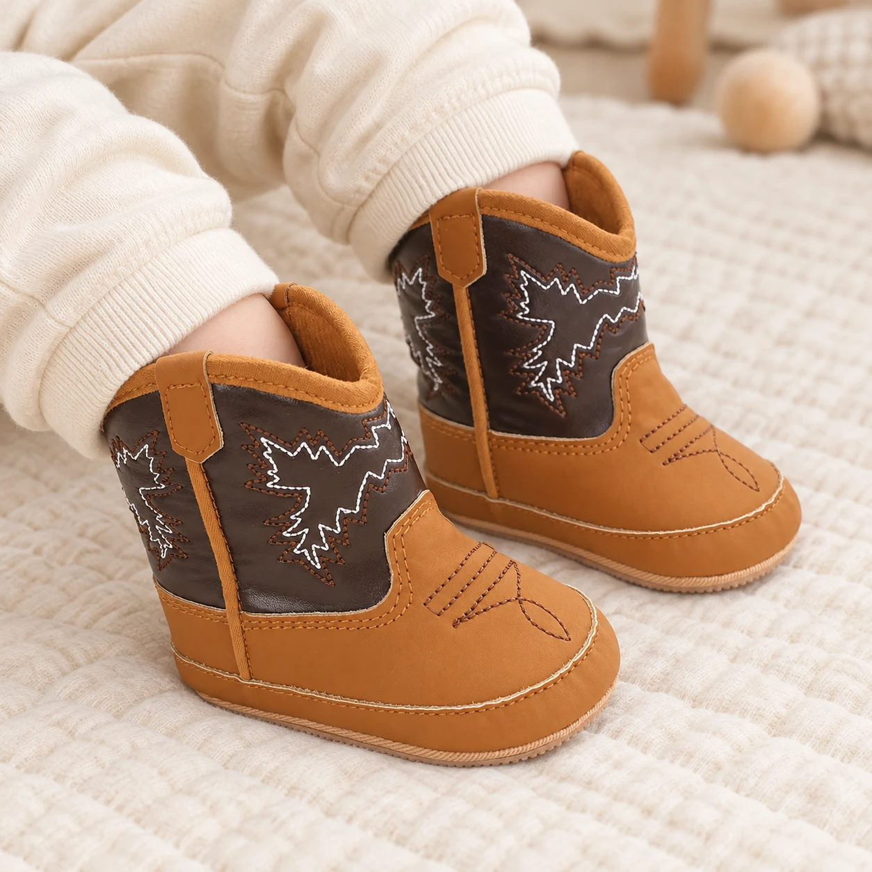 bottines bebe western marron et ocre a motifs brodes mise en situation portees