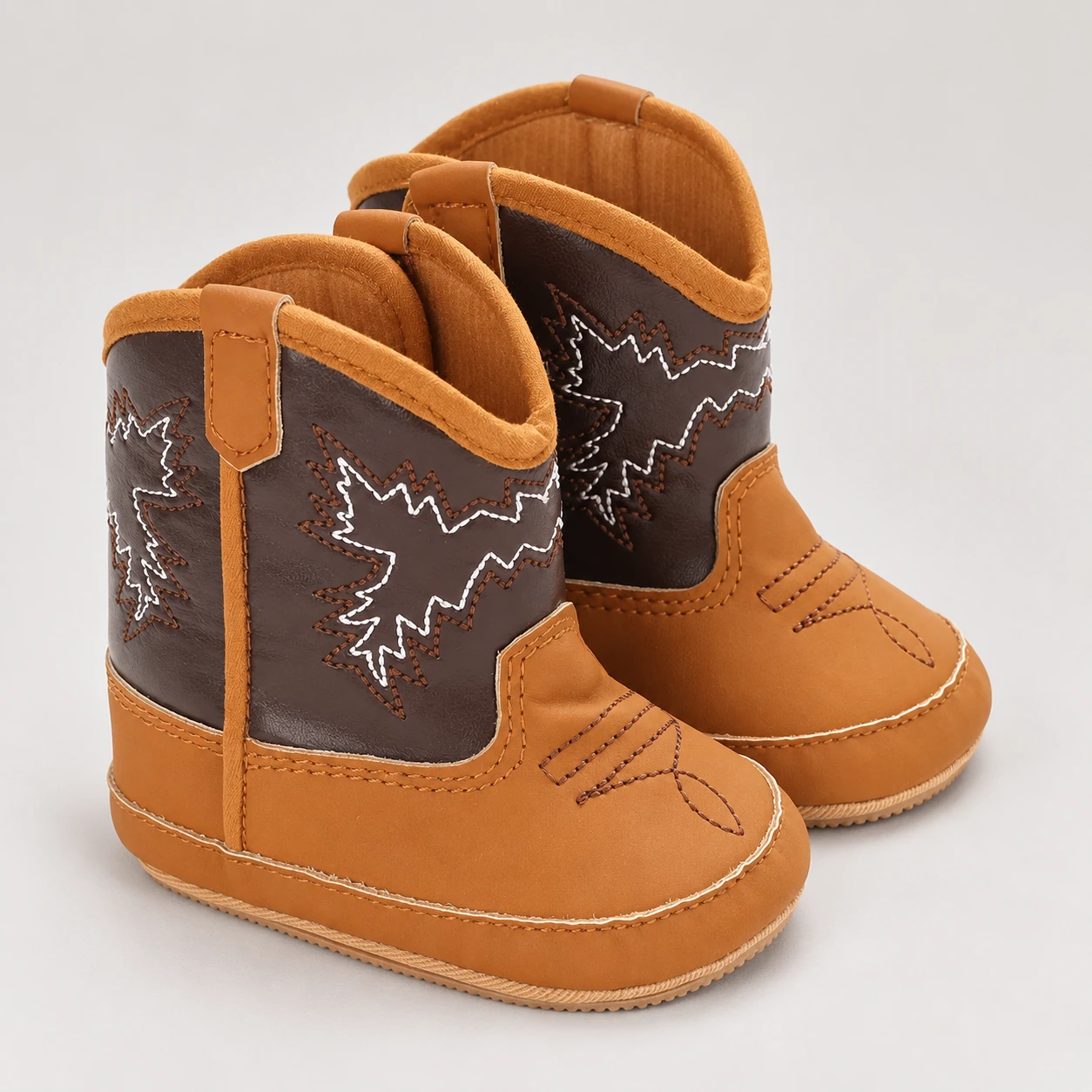 bottines bebe western marron et ocre a motifs brodes presentation fond neutre