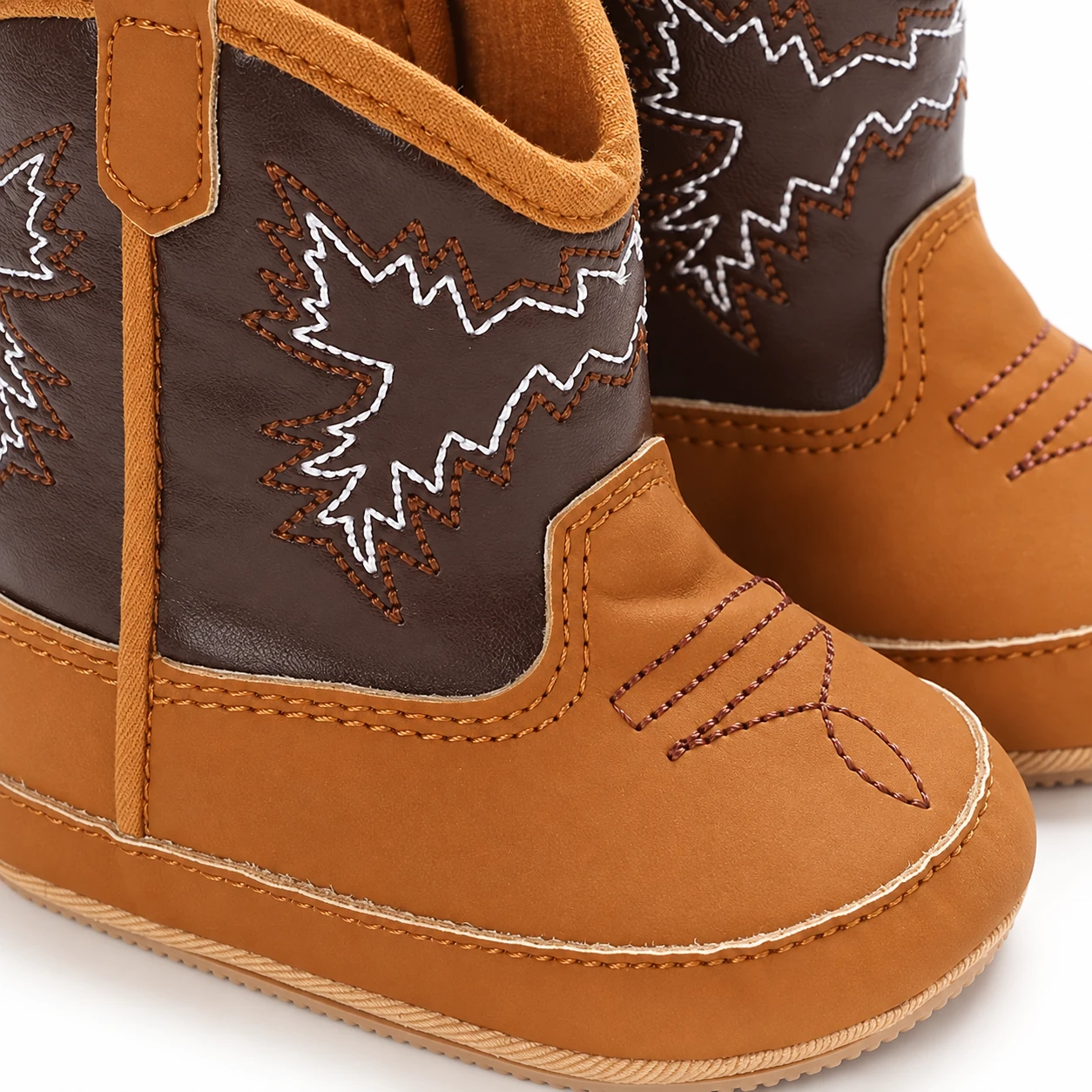 bottines bebe western marron et ocre a motifs brodes vue rapprochee finitions