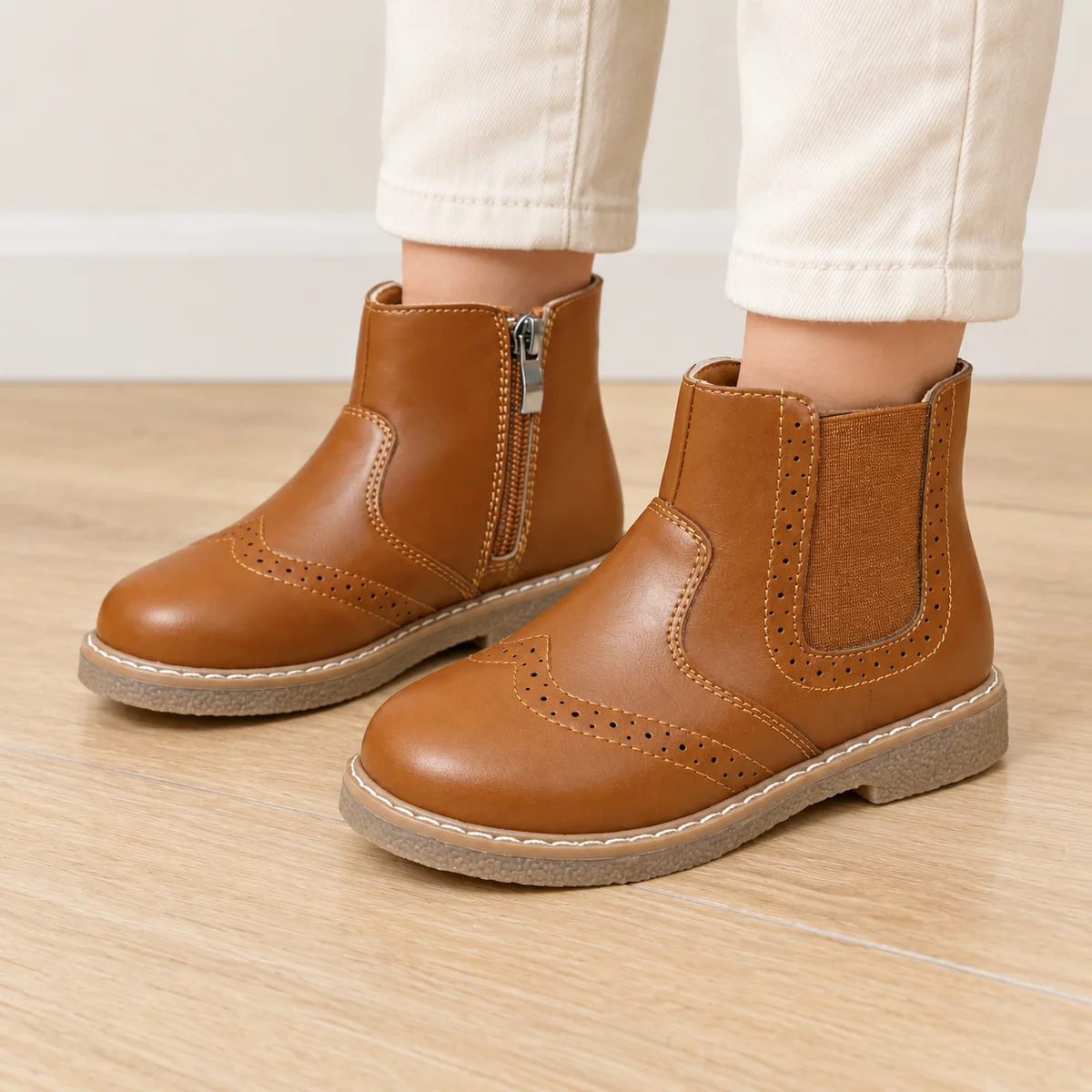 bottines chelsea garcon camel a zip portees par un enfant