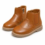 bottines chelsea garcon camel a zip sur fond blanc