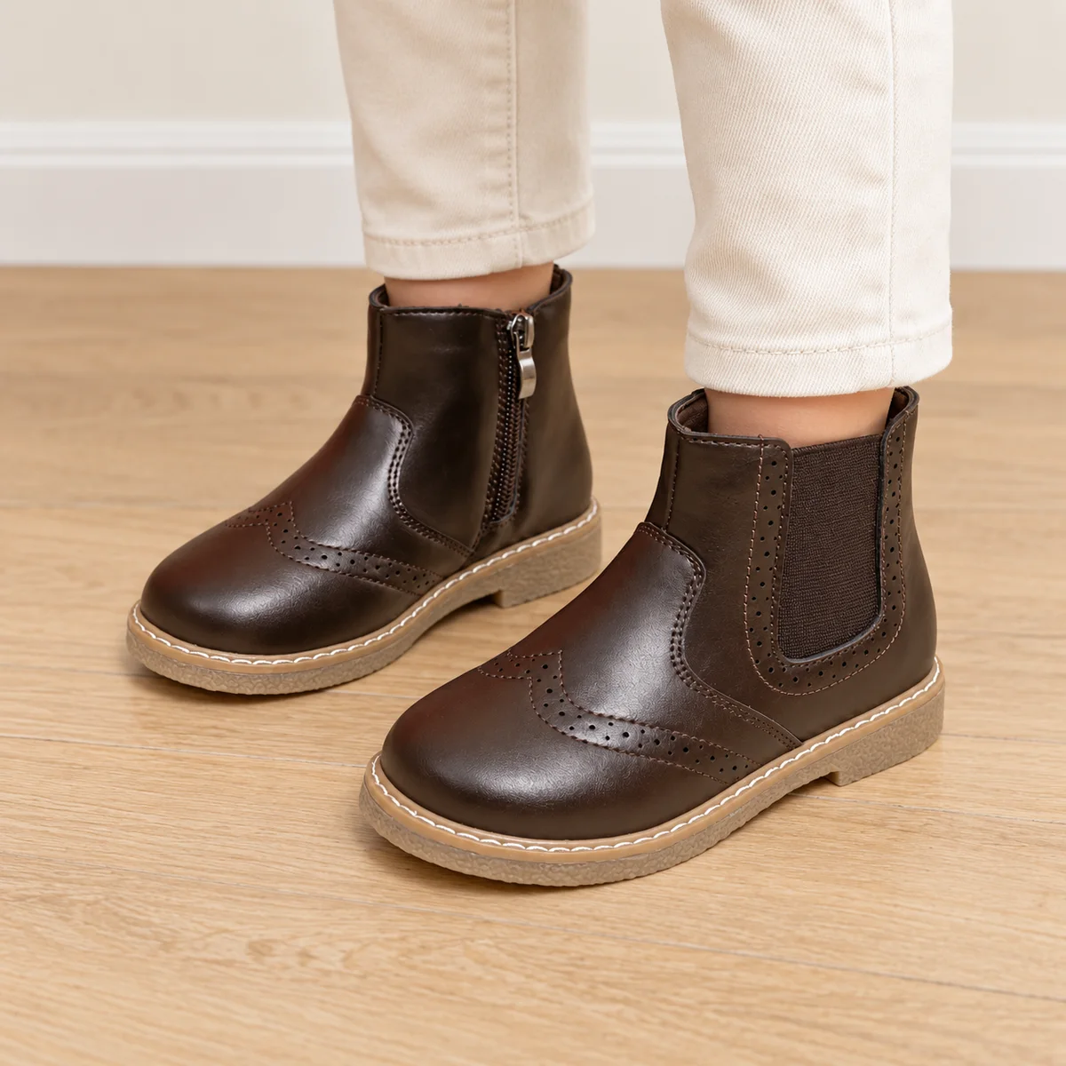 bottines chelsea garcon marron a zip portees par un enfant
