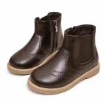 bottines chelsea garcon marron a zip sur fond blanc