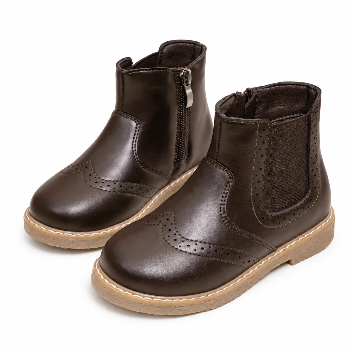 bottines chelsea garcon marron a zip sur fond blanc