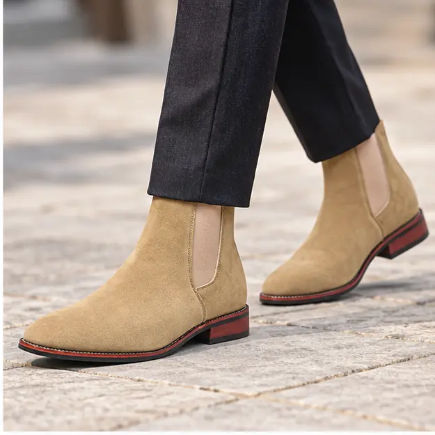 bottines chelsea homme beige sable a finition veloutee portees en marchant avec un pantalon sombre 45300