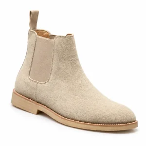 bottines chelsea homme beiges a finition veloutee vue de trois quarts sur fond blanc 45392