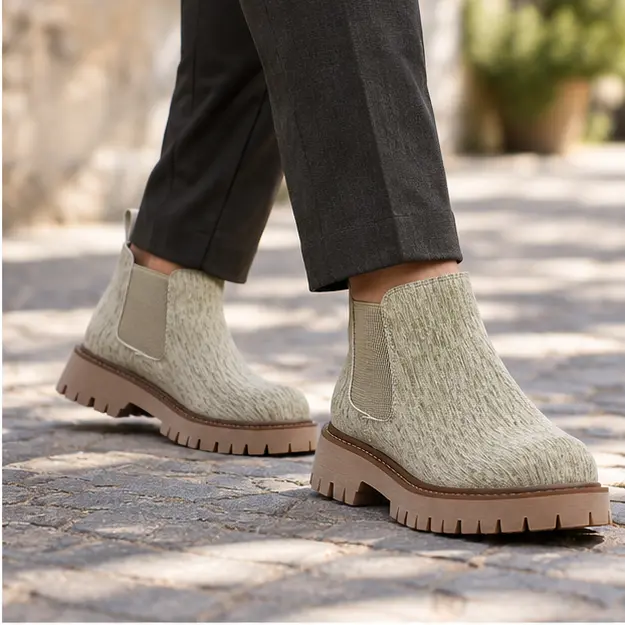 bottines chelsea homme beiges a semelle epaisse portees en marchant avec un pantalon sombre 45355