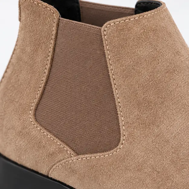 bottines chelsea homme beiges en suedine detail de lelastique et de la texture 45390