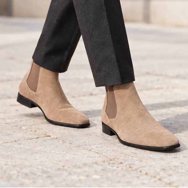 bottines chelsea homme beiges en suedine portees en marchant avec un pantalon sombre 45390