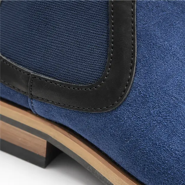 bottines chelsea homme bleues a finition mate detail de lelastique et de la texture 45364