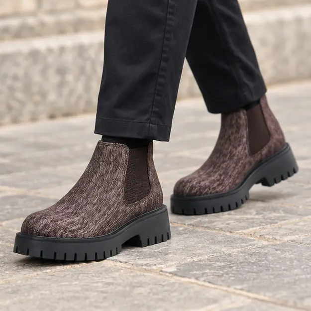 bottines chelsea homme brun chine a semelle noire epaisse portees en marchant avec un pantalon sombre 45354