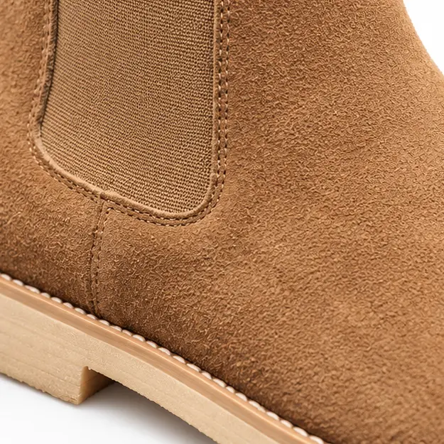 bottines chelsea homme camel a finition veloutee detail de lelastique et de la texture 45395