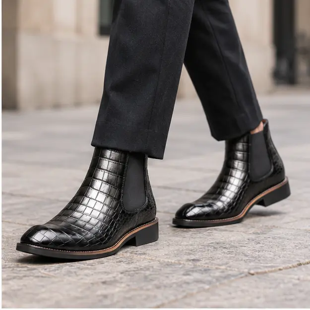 bottines chelsea homme gris anthracite effet crocodile portees en marchant avec un pantalon sombre 45356