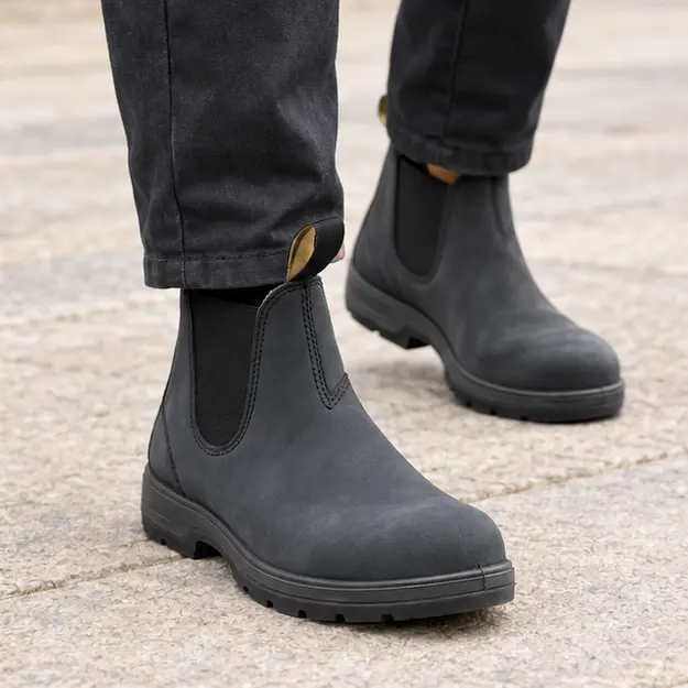 bottines chelsea homme gris cendre a semelle epaisse portees en marchant avec un pantalon sombre 45434