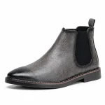 bottines chelsea homme grises a silhouette elancee vue de trois quarts sur fond blanc 45378