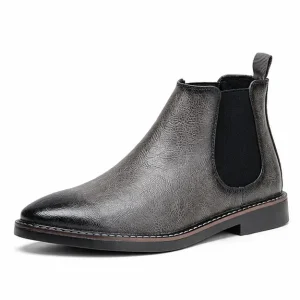 bottines chelsea homme grises a silhouette elancee vue de trois quarts sur fond blanc 45378