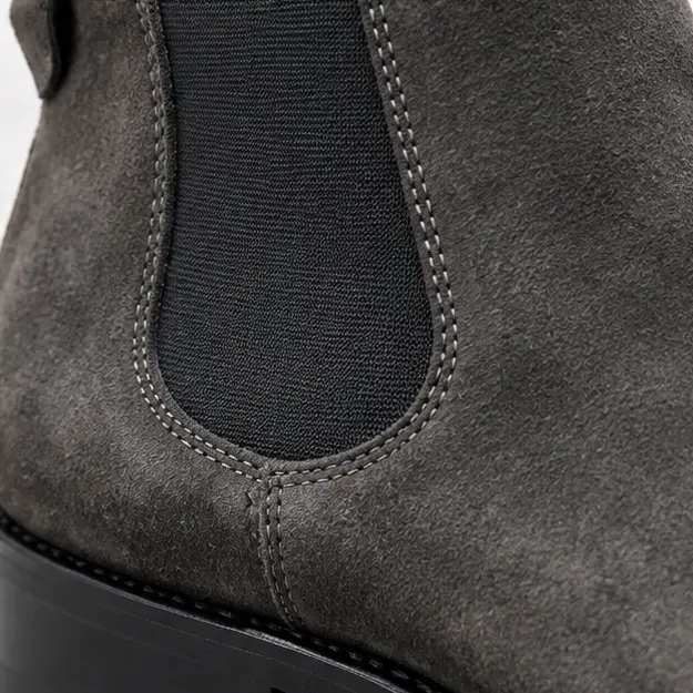 bottines chelsea homme grises en suedine detail de lelastique et de la texture 45376