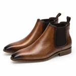 bottines chelsea homme marron a effet patine vue de trois quarts sur fond blanc 45377