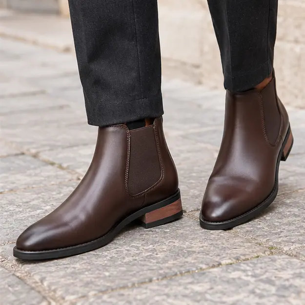bottines chelsea homme marron a elastiques ton sur ton portees en marchant avec un pantalon sombre 45336