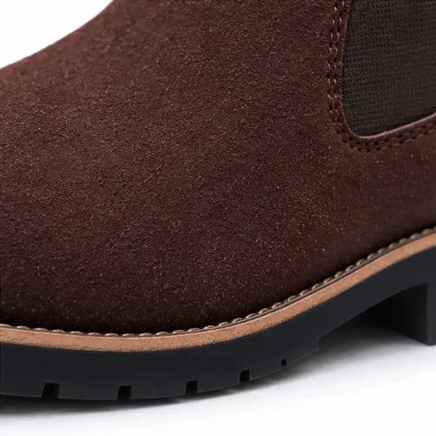 bottines chelsea homme marron a finition mate detail de lelastique et de la texture 45400