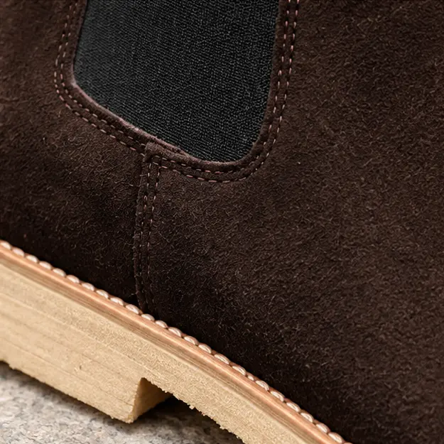 bottines chelsea homme marron a finition veloutee detail de lelastique et de la texture 45393