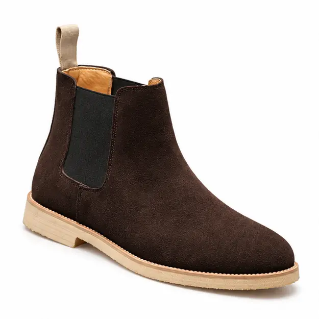bottines chelsea homme marron a finition veloutee vue de trois quarts sur fond blanc 45393