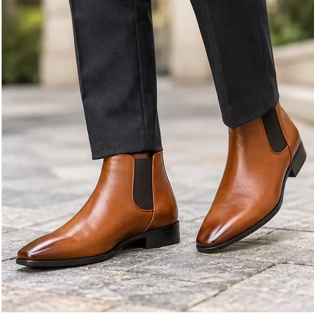 bottines chelsea homme marron a ligne fuselee portees en marchant avec un pantalon sombre 45315