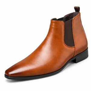 bottines chelsea homme marron a ligne fuselee vue de trois quarts sur fond blanc 45315