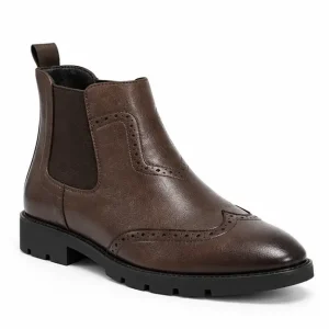 bottines chelsea homme marron a perforations decoratives vue de trois quarts sur fond blanc 45422
