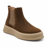 bottines chelsea homme marron a semelle beige vue de trois quarts sur fond blanc 45332