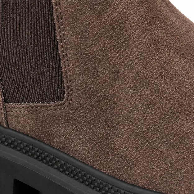 bottines chelsea homme marron a semelle crantee detail de la texture et de lelastique 45318