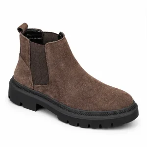 bottines chelsea homme marron a semelle crantee vue de trois quarts sur fond blanc 45318