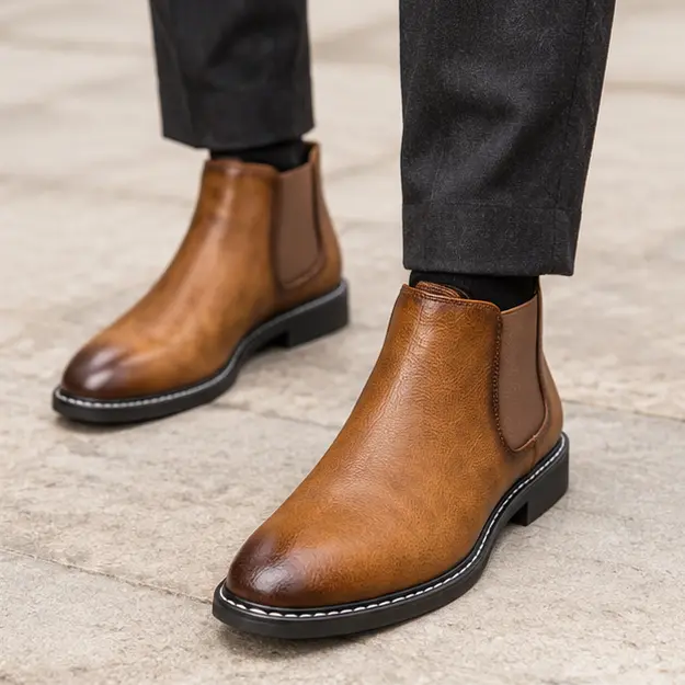 bottines chelsea homme marron a silhouette elancee portees en marchant avec un pantalon sombre 45379