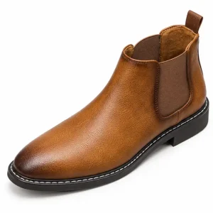 bottines chelsea homme marron a silhouette elancee vue de trois quarts sur fond blanc 45379