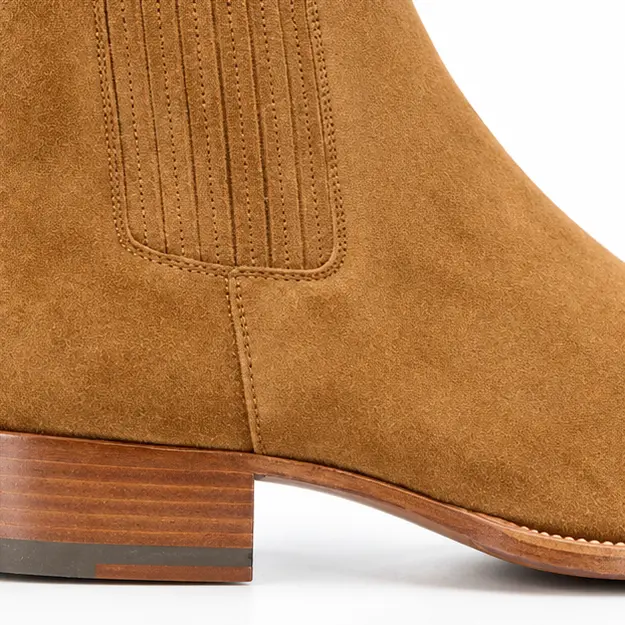 bottines chelsea homme marron clair a bout effile detail de lelastique et de la texture 45382
