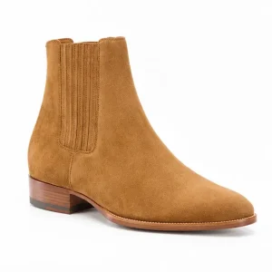 bottines chelsea homme marron clair a bout effile vue de trois quarts sur fond blanc 45382