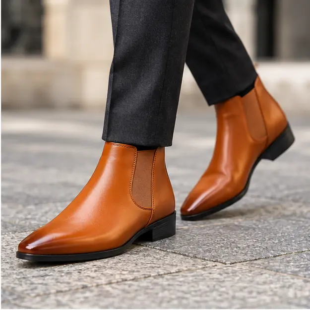 bottines chelsea homme marron clair a ligne fuselee portees en marchant avec un pantalon sombre 45316