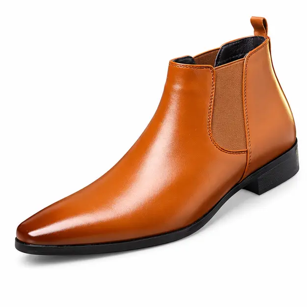 bottines chelsea homme marron clair a ligne fuselee vue de trois quarts sur fond blanc 45316
