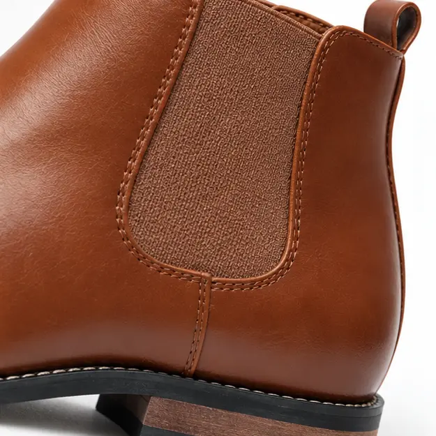 bottines chelsea homme marron clair a ligne lisse detail de lelastique et de la texture 45371