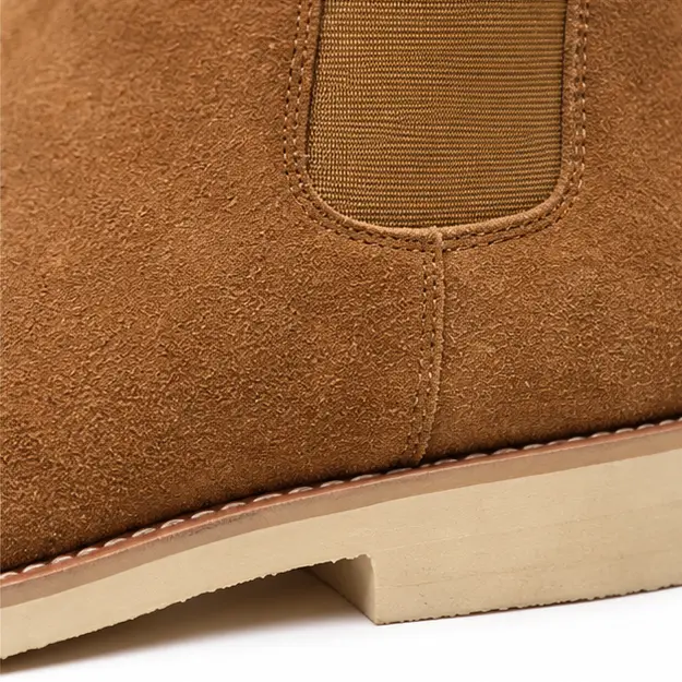 bottines chelsea homme marron clair a semelle claire detail de lelastique et de la texture 45408